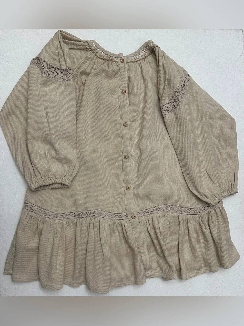 Zara girl’s Embroidered neckline and ruffled hem.  Size 3-4T.